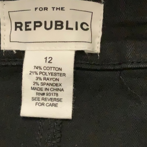 For THE REPUBLIC black relaxed fit denim pants with side hem zippers. Size 12 - Picture 9 of 10